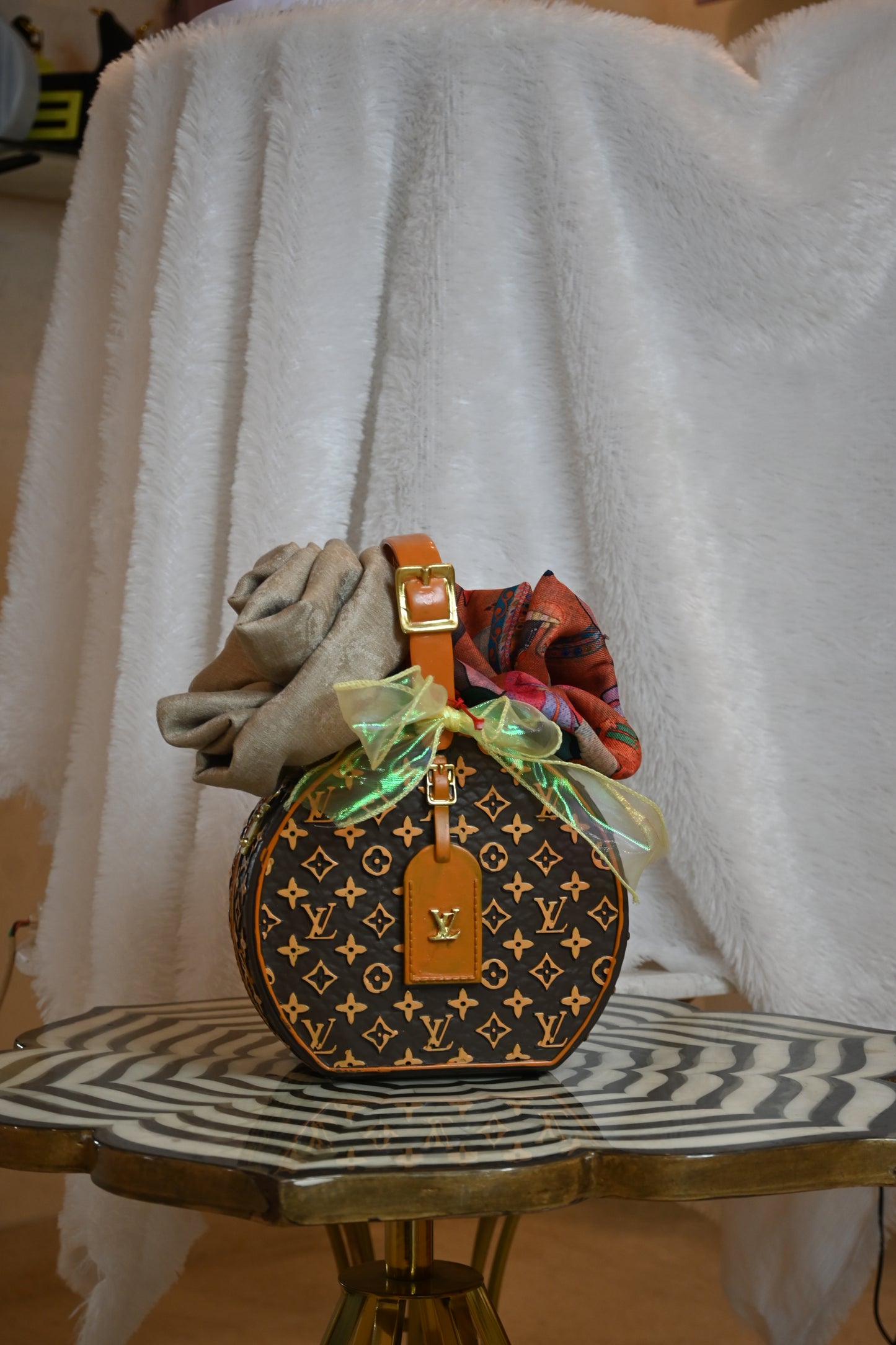 CHAPEAU HANDBAG VASE